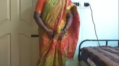 Indian desi maid para mostrar suas mamas naturais ao dono da casa