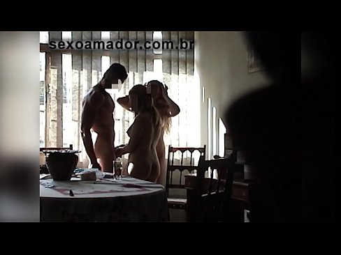 ❤️ Amigos sexuais convidam um homem gigante e uma ménage à trois com ele ❤️❌ Porno russo em nós ️❤