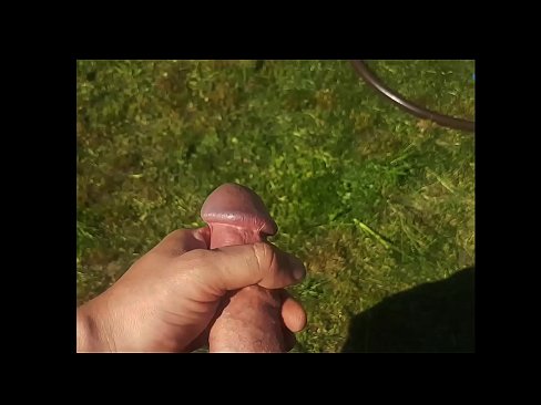 ❤️ A boazona se fode e se ejacula com um esguicho em um jardim de verão ❤️❌ Porno russo em nós ️❤