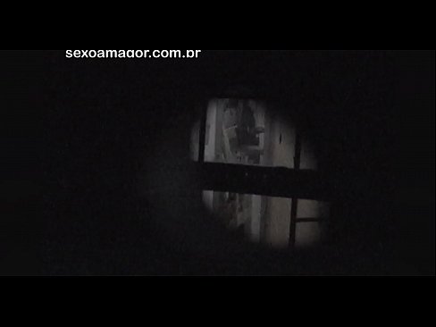 ❤️ Lourinho é secretamente filmado por um voyeur de bairro escondido atrás de tijolos ocos ❤️❌ Porno russo em nós ️❤