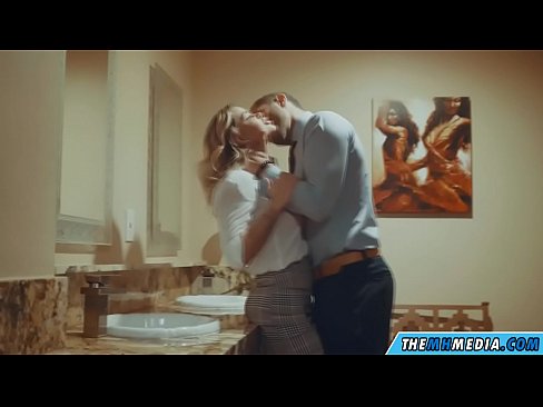 ❤️ Quando uma loira peituda o seduz em um banheiro público ❤️❌ Porno russo em nós ️❤